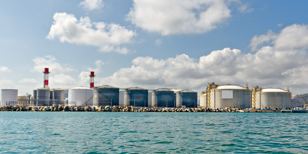 zbiorniki LNG w porcie